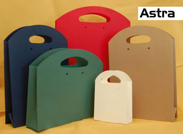 La borsetta shopper Astra è un elegante astuccio con manico, realizzato in cartoncino da 280 gr/mq.