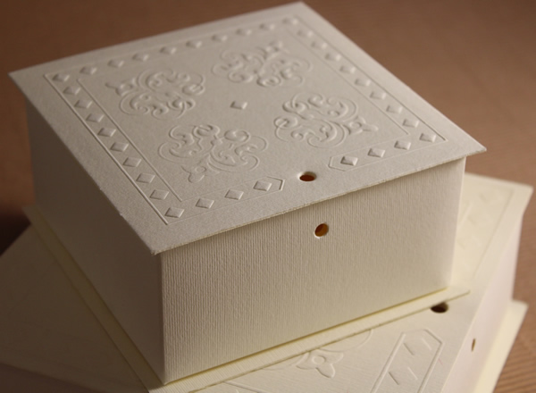 COTOPHER 100 Scatole Regalo Tagliate Al Laser Per Bomboniere - Con Nastri Dorati, 5x5x7,5 Cm, Carta Perlata